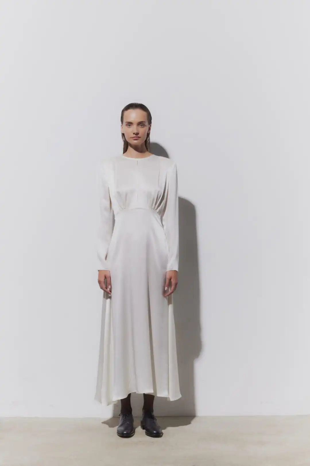 Jedwabna długa sukienka ślubna z kolekcji BRIDAL z długim rękawem i rozcięciem na biuście - obrazek 5