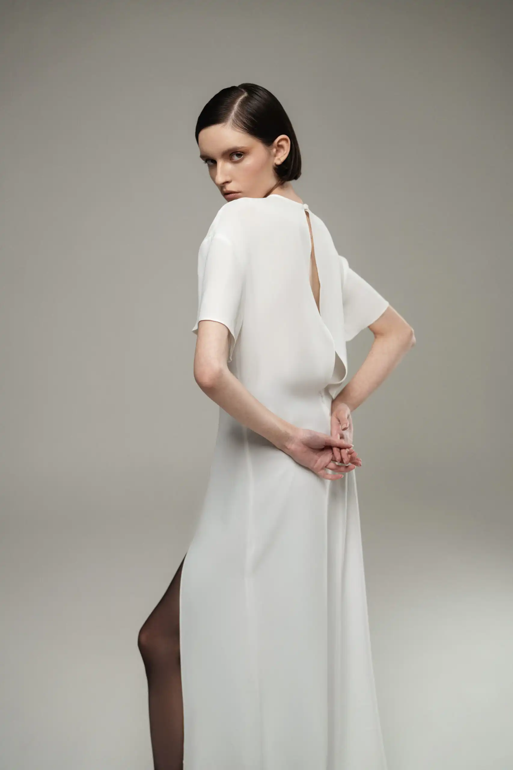 TONY long white dress with short sleeves and a thigh-high slit - Image 3