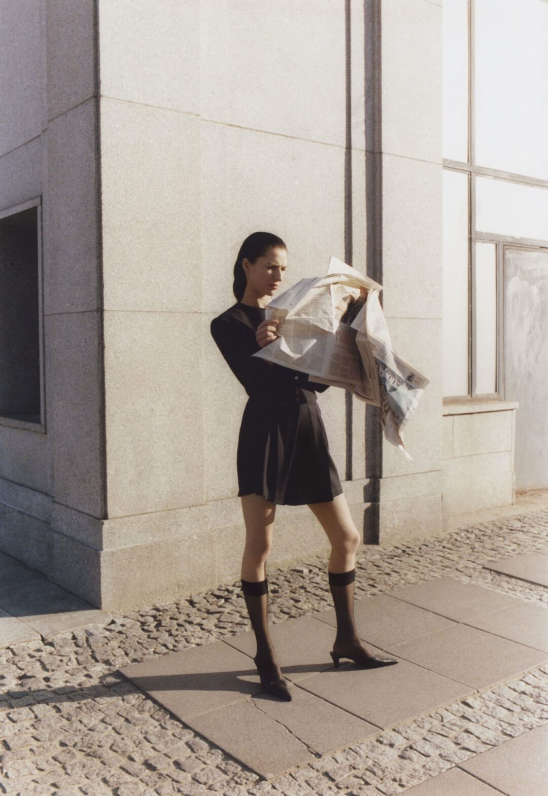 Black high-waisted wool shorts - Image 4