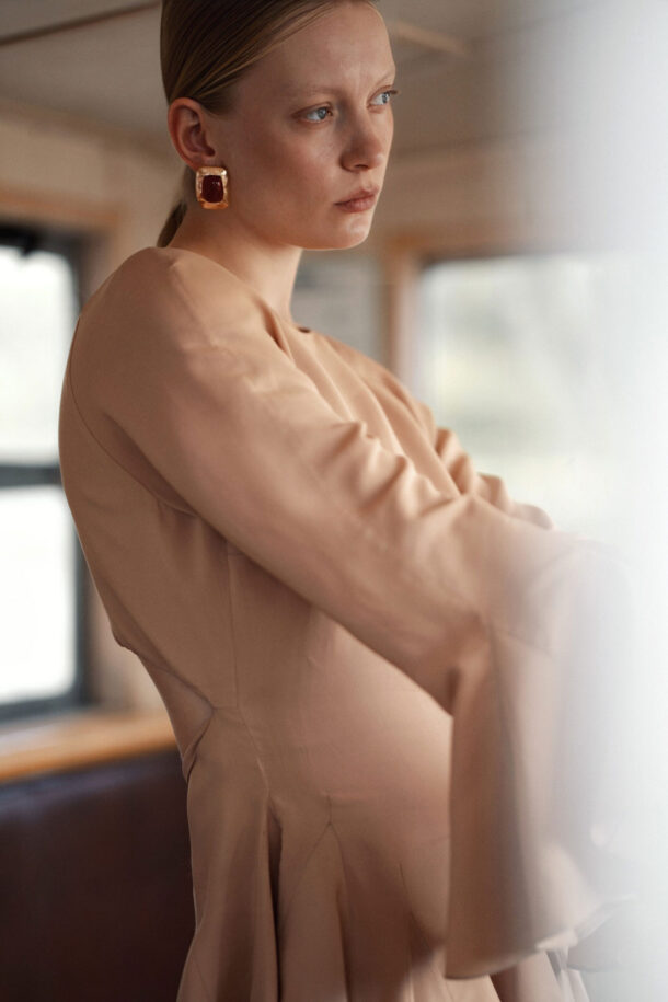 LOU short viscose dress with long sleeves in nude