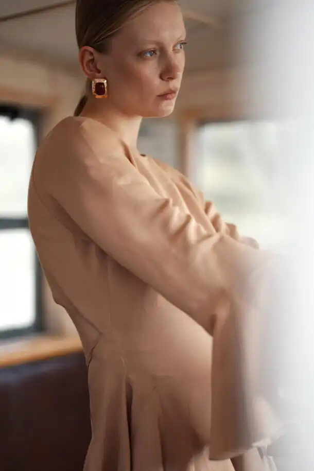 Krótka sukienka wiskozowa LOU nude