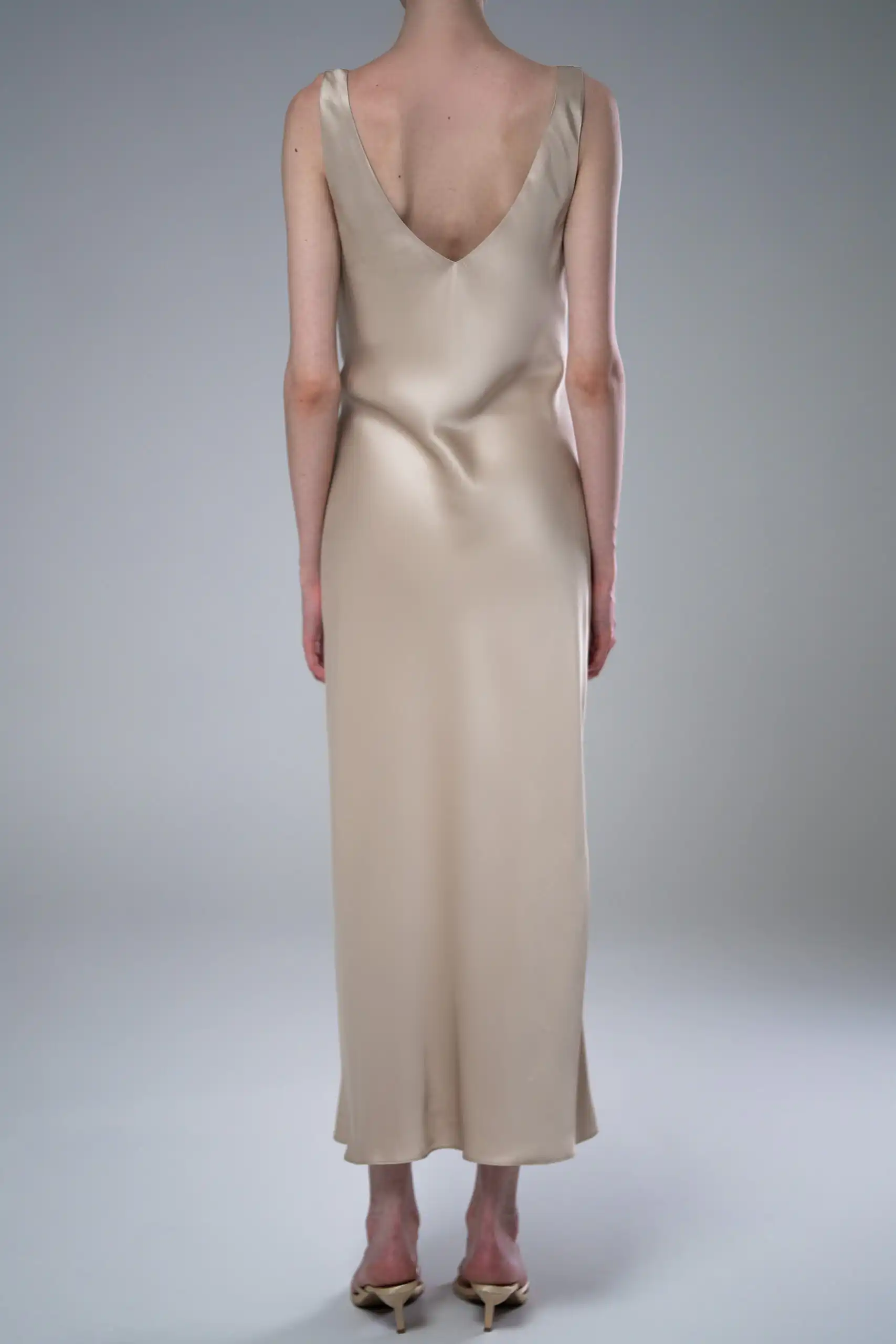 NATH long dress in nude satin viscose with a draped neckline - Image 3