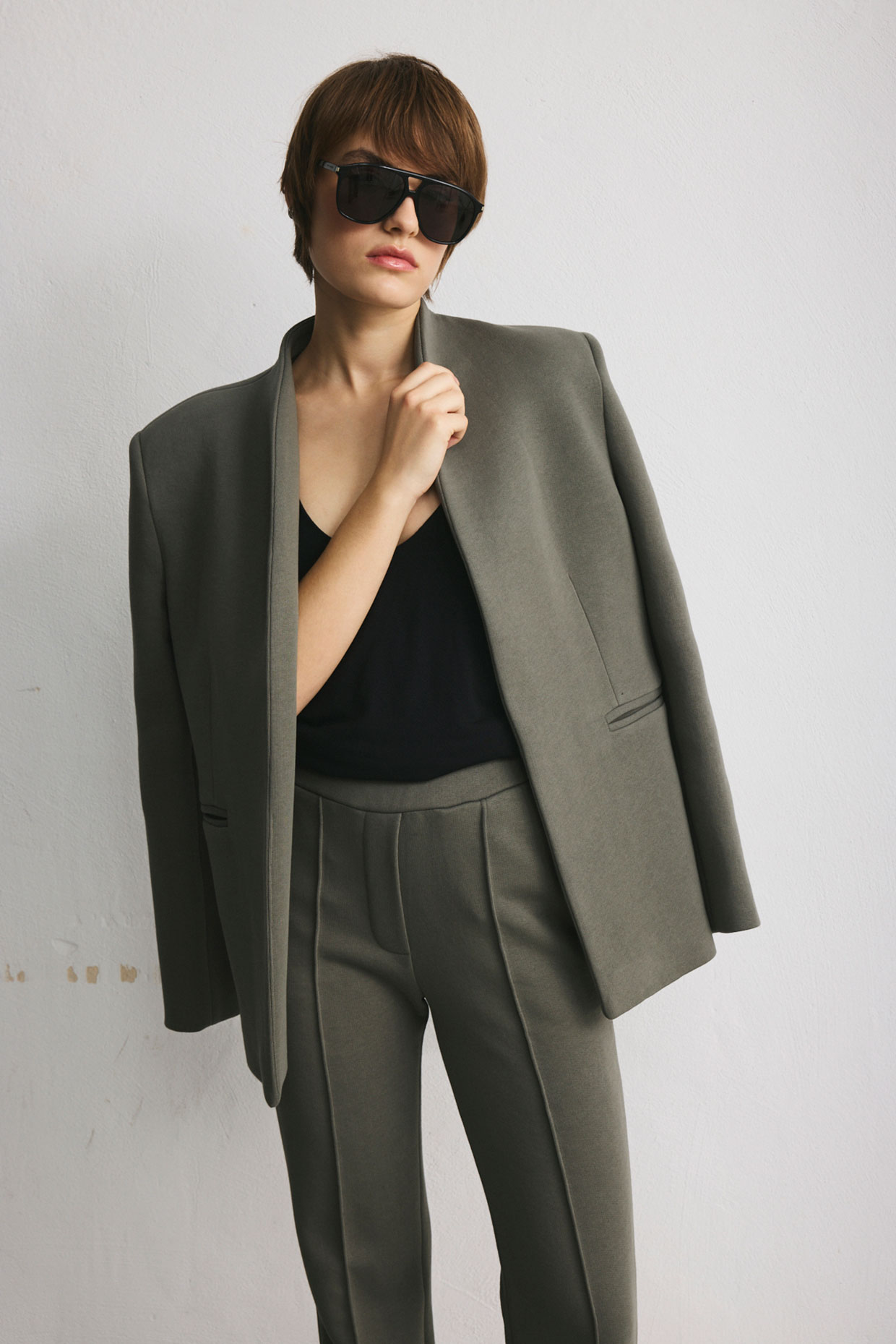 Eleganckie wiskozowe spodnie dzwony zielone (khaki) - obrazek 5
