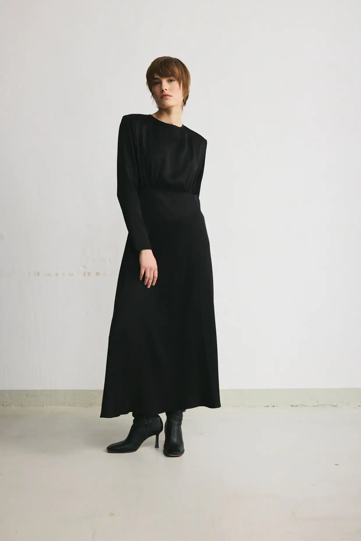 SCARLET maxi dress in black satin viscose with long sleeves and a back slit