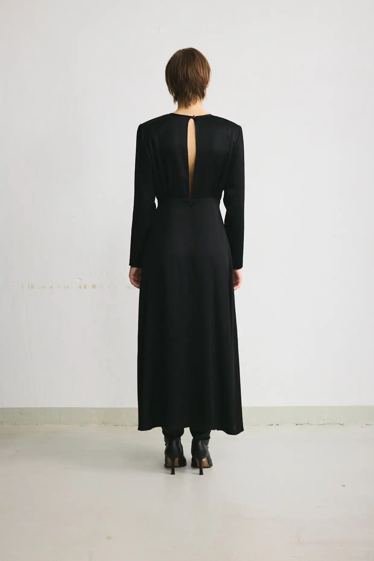 SCARLET maxi dress in black satin viscose with long sleeves and a back slit - Image 3