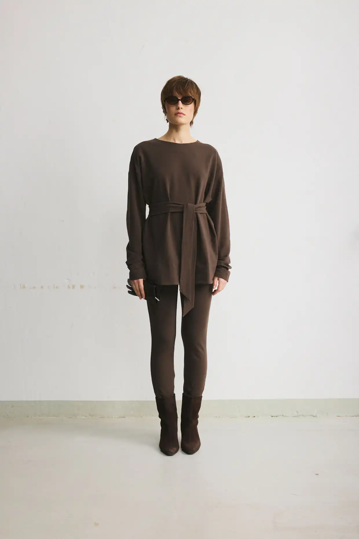Brown oversized sweatshirt in premium cotton from the LOUNGE line - Image 2