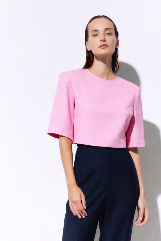Elegancki wiskozowy crop - top z poduszkami na ramionach w kolorze różowym