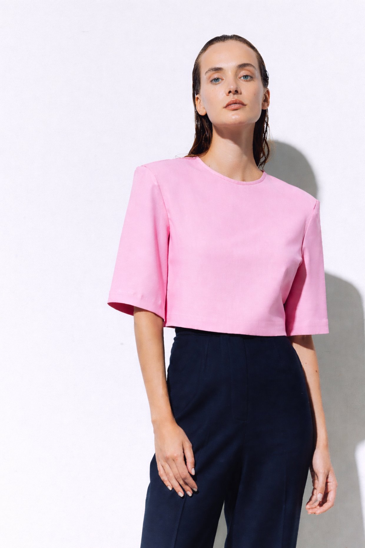 Elegant pink viscose crop top with shoulder pads