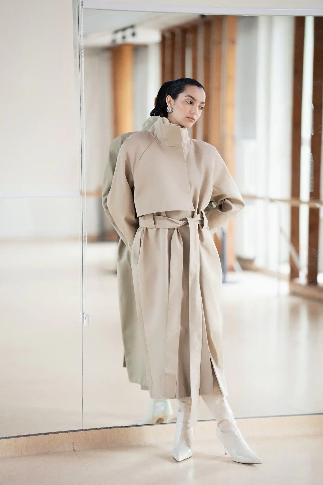 MILANO long beige raglan trench coat with a stand-up collar - Image 7